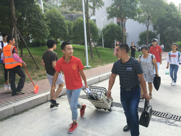 热情接待每一位新生及家长.jpg
