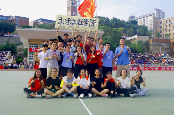 2师生共享喜悦.jpg