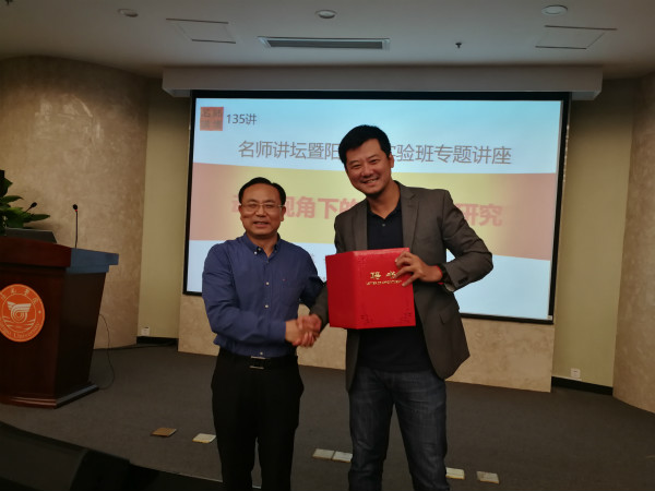 3best365体育罗仲尤执行董事长为张歆博士颁发客座教授聘书_meitu_3.jpg