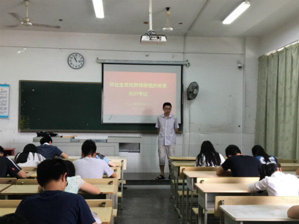 党支部书记陈振伟老师正在监考_meitu_1.jpg