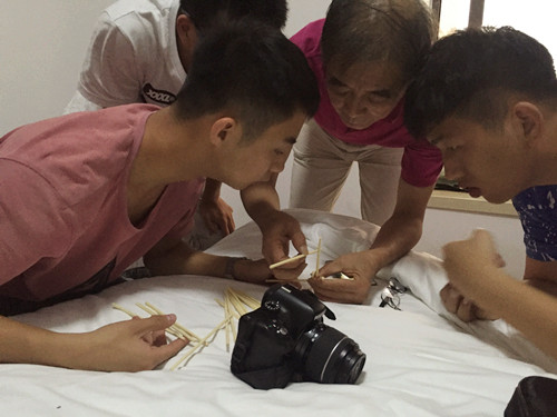 唐文华主任指导员工制作廊桥模型_副本.jpg