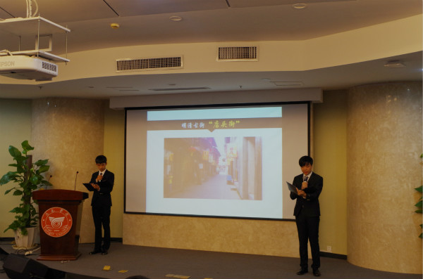 1公司参赛选手为评委与观众讲解闽西古民居历史.jpg