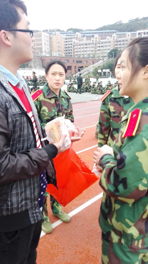 给干事送温暖_副本.jpg