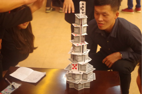 毕业生们现场团队协作,搭建纸牌建筑,彰显动手能力_meitu_2.jpg